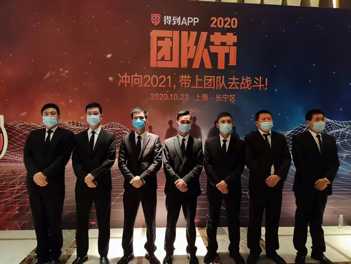 上海某小区专业保安勇救业主，夜晚博歹徒